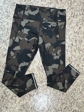 Athleta Women’s SP Run Free Camo 7/8 Tight Leggings Arbor Olive Small
